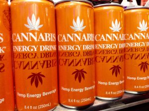 Orange farbene Dosen mit einem Cannabis Energy Drink im Regal stehend
